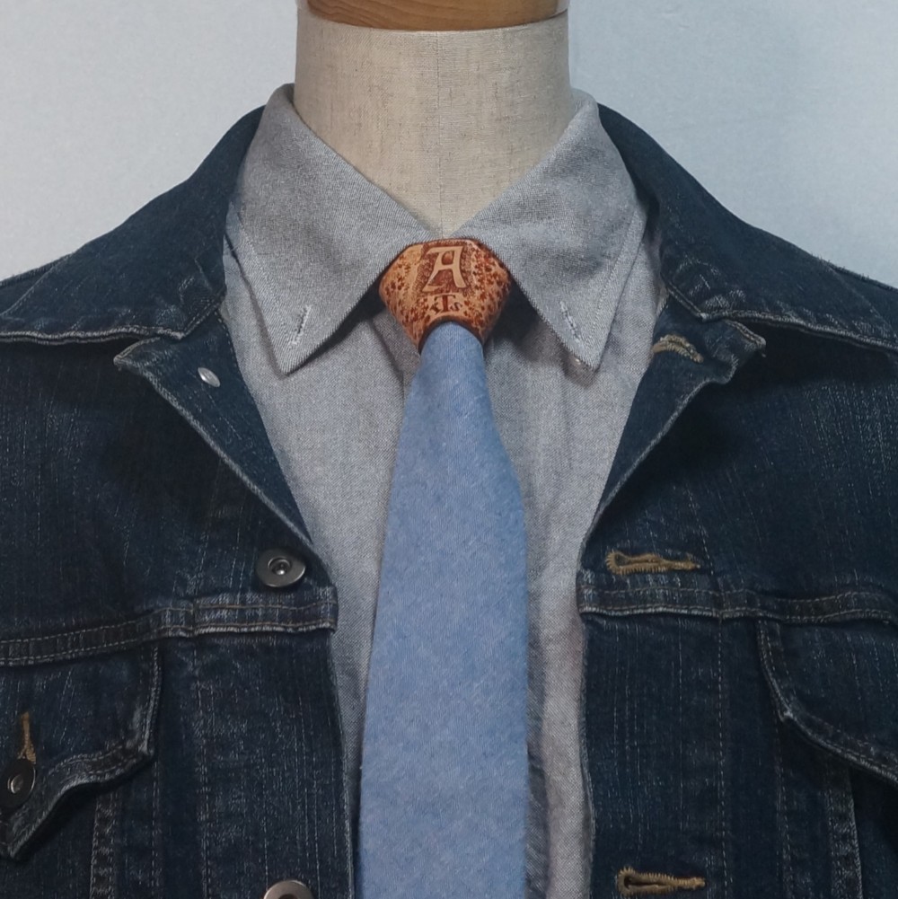 本牛革製タイストラップ式ネクタイ　ゴシック体アルファベット・シリーズ　ネクタイはスリムタイプ、ライトブルー