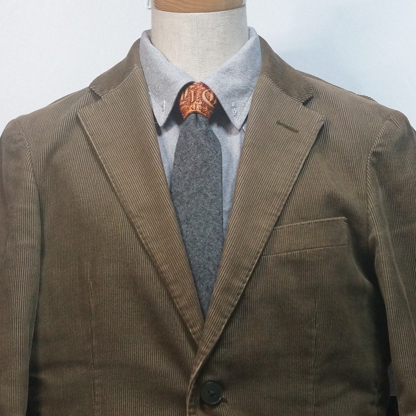 本牛革製タイストラップ式ネクタイ　ゴシック体アルファベット・シリーズ　ネクタイはスリムタイプ、ダークブルー