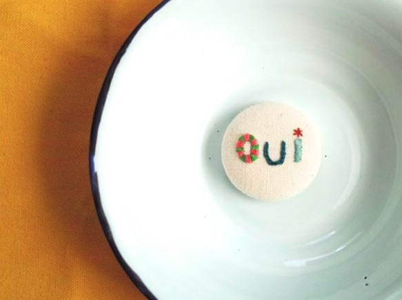 刺繍帆布ブローチ「Oui」 2枚目の画像