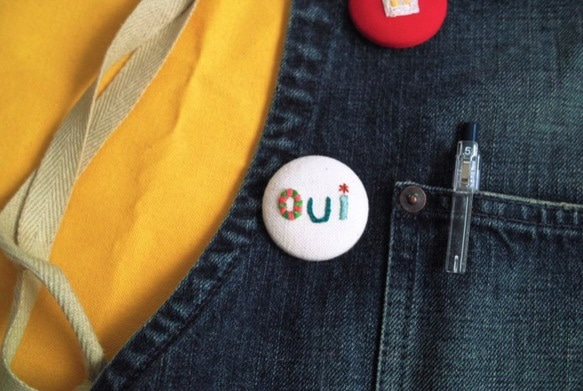 刺繍帆布ブローチ「Oui」 3枚目の画像