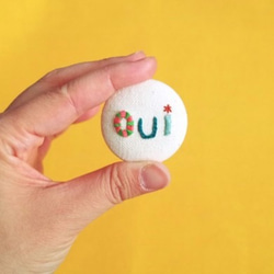 刺繍帆布ブローチ「Oui」 4枚目の画像