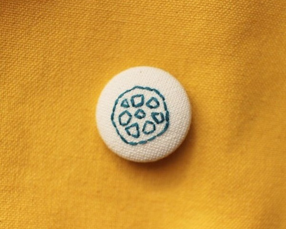 刺繍帆布ブローチ「れんこん」 1枚目の画像