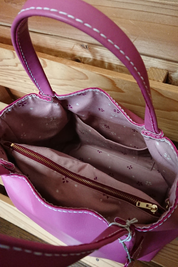 小さめトートバッグ 大人ピンク (桜のチャーム付き) 本革手縫い [送料無料] 4枚目の画像