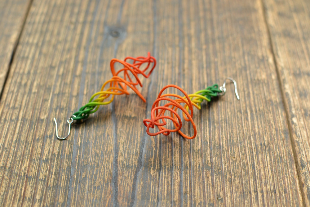 新色グラデーション！ラスターカラー　ピアス　イヤリング　SPIRO　トルネード