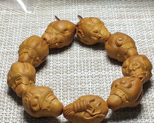 ルドラクシャ(菩提樹の実) オリーブ核彫刻星の表面