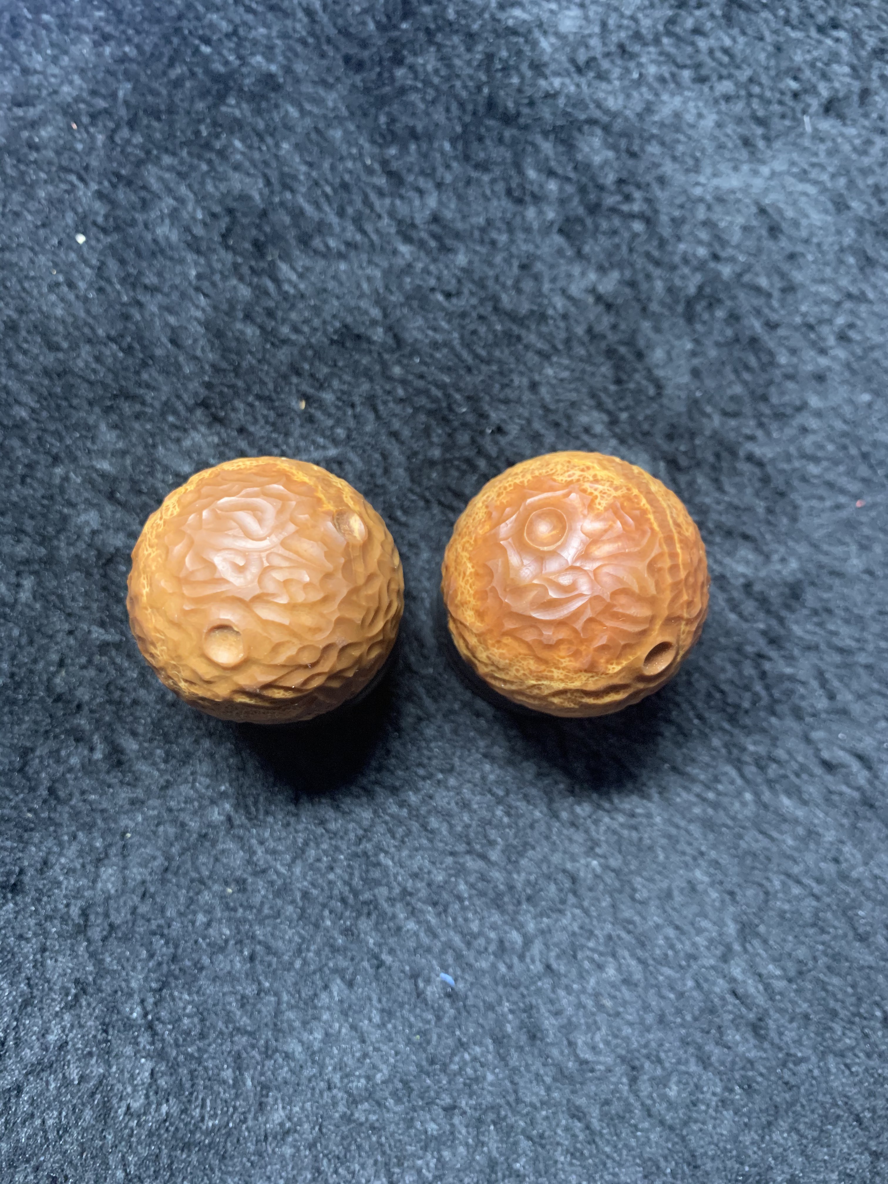 ルドラクシャ(菩提樹の実) オリーブ核彫刻星の表面