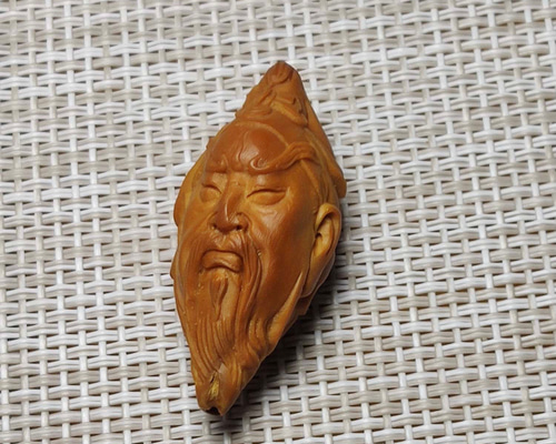 ツゲ様 文玩堂：オリーブ核の原核21mmとオリーブ核彫刻の本 オリーブ核彫刻三国の関羽37731696/4.1g 木材・板 鏡淞堂260040