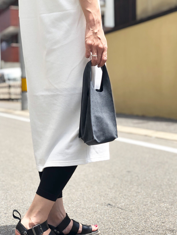 「お仕事の休憩中に使うサブバッグに」小さな革のレジブクロバッグ(S) グレー　スエード　レザーバッグ　ミニバッグ 1枚目の画像