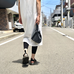 「お仕事の休憩中に使うサブバッグに」小さな革のレジブクロバッグ(S) グレー　スエード　レザーバッグ　ミニバッグ 3枚目の画像
