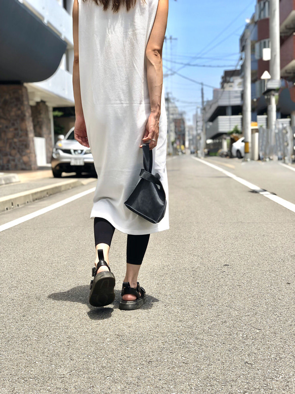 「お仕事の休憩中に使うサブバッグに」小さな革のレジブクロバッグ(S) グレー　スエード　レザーバッグ　ミニバッグ 3枚目の画像