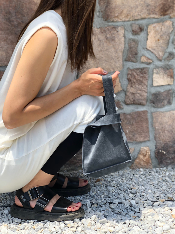 「お仕事の休憩中に使うサブバッグに」小さな革のレジブクロバッグ(S) グレー　スエード　レザーバッグ　ミニバッグ 4枚目の画像