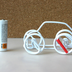 走るくるま(針金おもちゃ) 白　カラーワイヤー製 No.CS-002 4枚目の画像