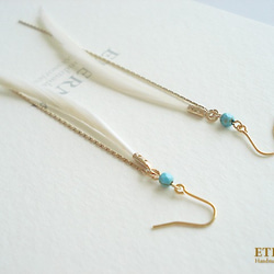 White goose quill with magnesite turquoise, hook earrings 第1張的照片