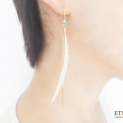 White goose quill with magnesite turquoise, hook earrings 第4張的照片