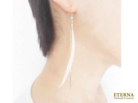 White goose quill with magnesite turquoise, hook earrings 第4張的照片