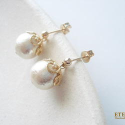 Cotton pearl with flower-shaped caps, stud earrings（穿孔耳環） 第1張的照片