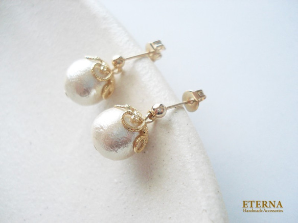 Cotton pearl with flower-shaped caps, stud earrings（穿孔耳環） 第1張的照片