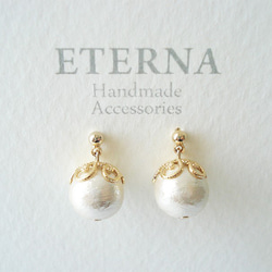 Cotton pearl with flower-shaped caps, stud earrings（穿孔耳環） 第2張的照片