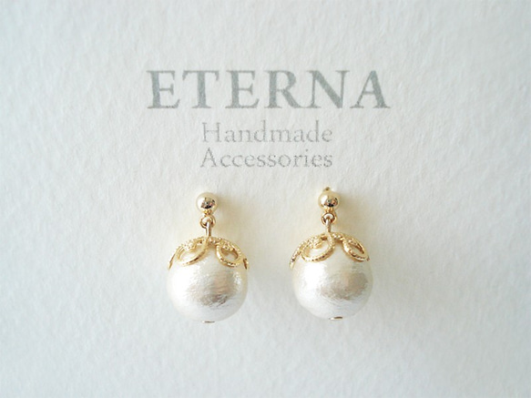 Cotton pearl with flower-shaped caps, stud earrings（穿孔耳環） 第2張的照片