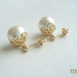 Cotton pearl with flower-shaped caps, stud earrings（穿孔耳環） 第3張的照片