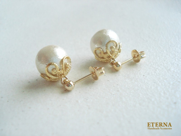 Cotton pearl with flower-shaped caps, stud earrings（穿孔耳環） 第3張的照片