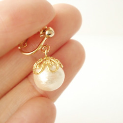 Cotton pearl with flower-shaped caps, stud earrings（穿孔耳環） 第5張的照片