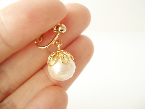 Cotton pearl with flower-shaped caps, stud earrings（穿孔耳環） 第5張的照片