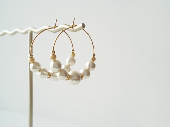 Cotton pearl and Metal Bead hoop earrings 穿孔耳環 第3張的照片