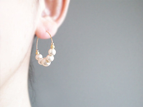 Cotton pearl and Metal Bead hoop earrings 穿孔耳環 第4張的照片