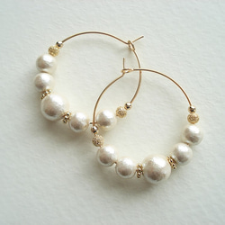 Cotton pearl and Metal Bead hoop earrings 穿孔耳環 第5張的照片