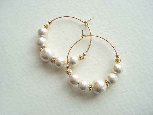 Cotton pearl and Metal Bead hoop earrings 穿孔耳環 第5張的照片