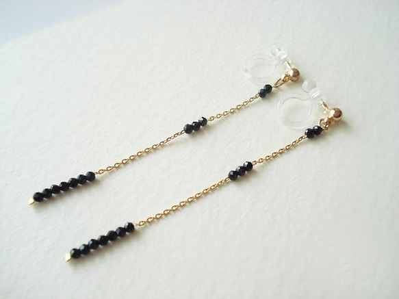 Black spinel with long chain, clip on earrings（夾式） 第2張的照片