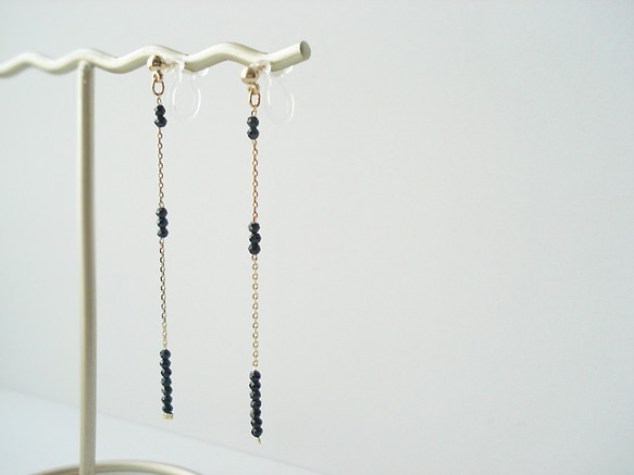 Black spinel with long chain, clip on earrings（夾式） 第3張的照片