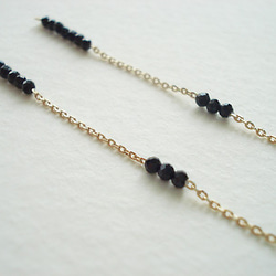 Black spinel with long chain, clip on earrings（夾式） 第5張的照片