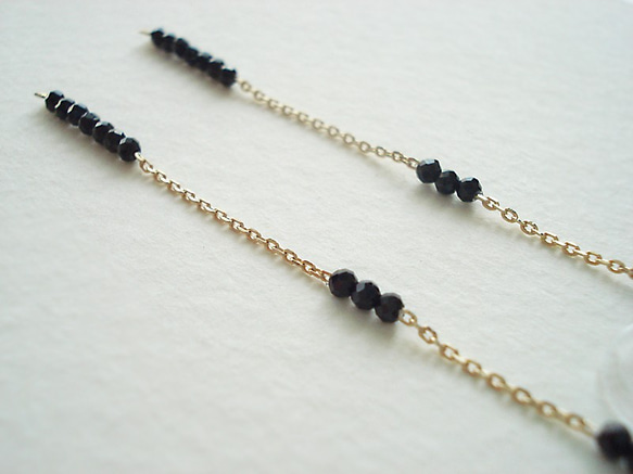 Black spinel with long chain, clip on earrings（夾式） 第5張的照片