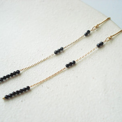 Black spinel with long chain, hook earrings（穿孔耳環） 第2張的照片