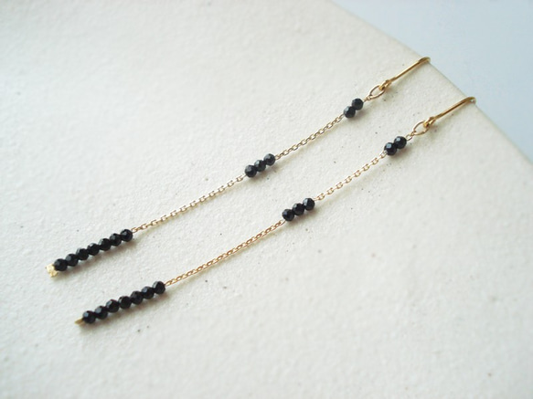 Black spinel with long chain, hook earrings（穿孔耳環） 第2張的照片