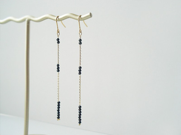 Black spinel with long chain, hook earrings（穿孔耳環） 第3張的照片