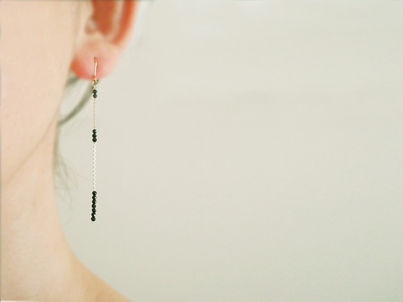 Black spinel with long chain, hook earrings（穿孔耳環） 第1張的照片