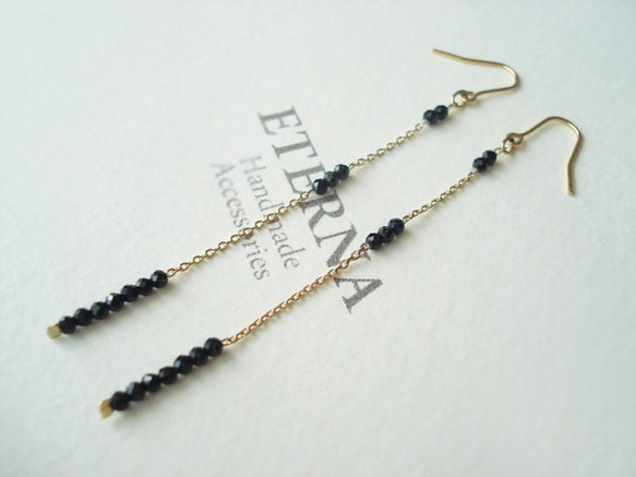 Black spinel with long chain, hook earrings（穿孔耳環） 第5張的照片