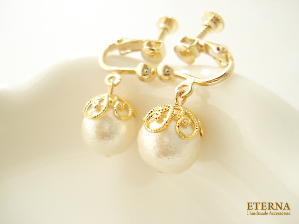 Cotton pearl with flower-shaped caps, clip on earrings（夾式耳環） 第1張的照片