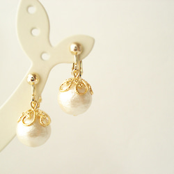 Cotton pearl with flower-shaped caps, clip on earrings（夾式耳環） 第2張的照片