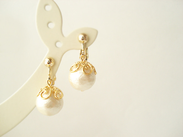 Cotton pearl with flower-shaped caps, clip on earrings（夾式耳環） 第2張的照片