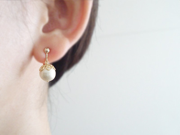 Cotton pearl with flower-shaped caps, clip on earrings（夾式耳環） 第4張的照片