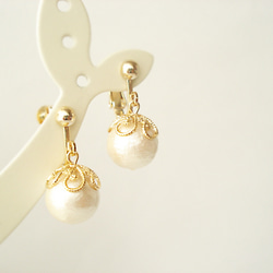 Cotton pearl with flower-shaped caps, clip on earrings（夾式耳環） 第3張的照片