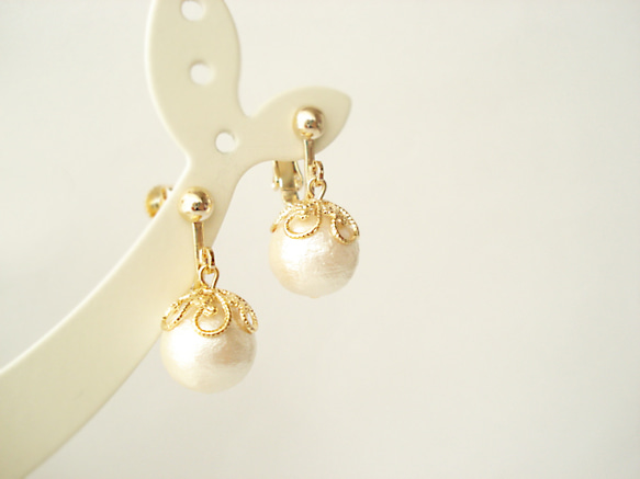 Cotton pearl with flower-shaped caps, clip on earrings（夾式耳環） 第3張的照片