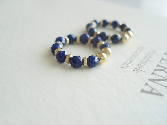 Lapis Lazuli and metal beads, tiny hoop earrings 第2張的照片