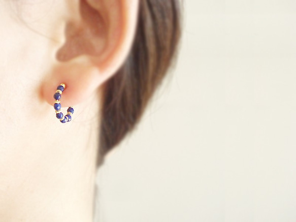 Lapis Lazuli and metal beads, tiny hoop earrings 第4張的照片