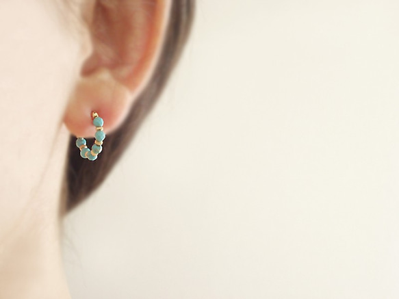 Magnesite turquoise and metal beads, tiny hoop earrings, 夾式 第4張的照片