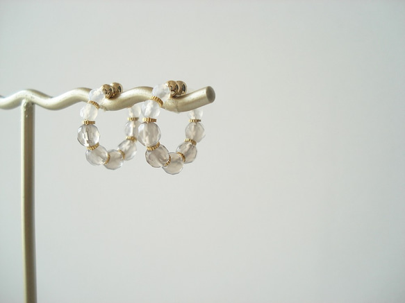 Gray and white calcedony, tiny hoop earrings 夾式耳環 第4張的照片